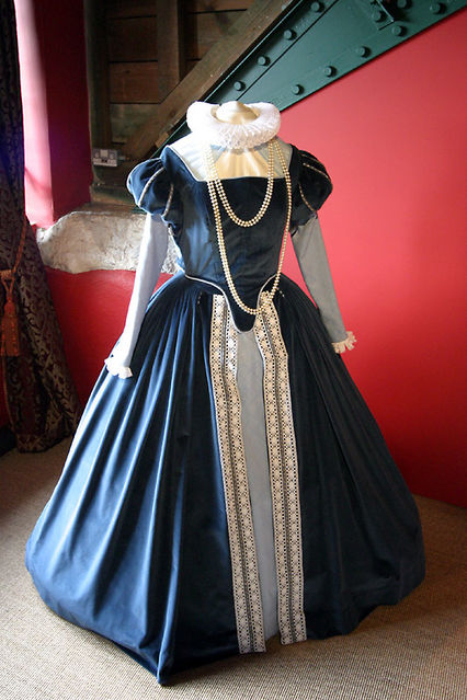 elizabethan dress