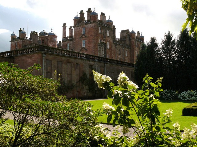Drumlanrig_Castle_Garden_view_
